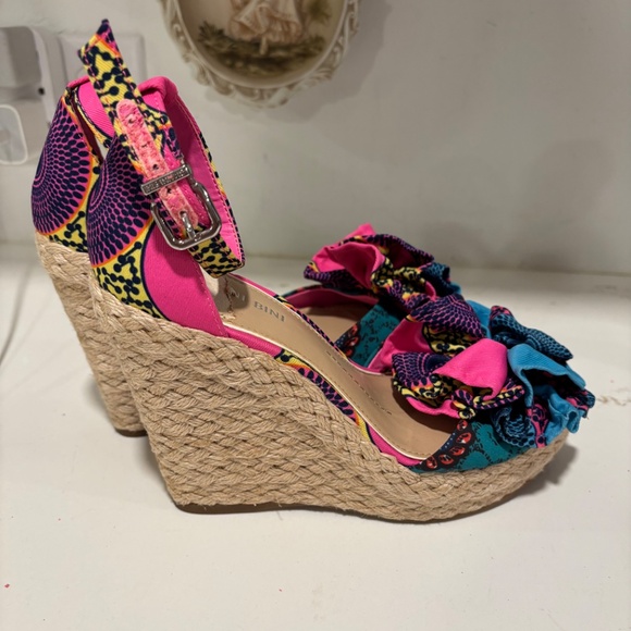 Gianni Bini Bold Color Pink and Blue Heels with Floral Accents 6.5 - Picture 6 of 11
